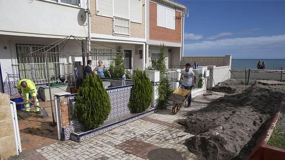 Las olas derribaron el muro de la urbanización Sacaba Beach anegando y cubriendo de arena las zonas interiores.