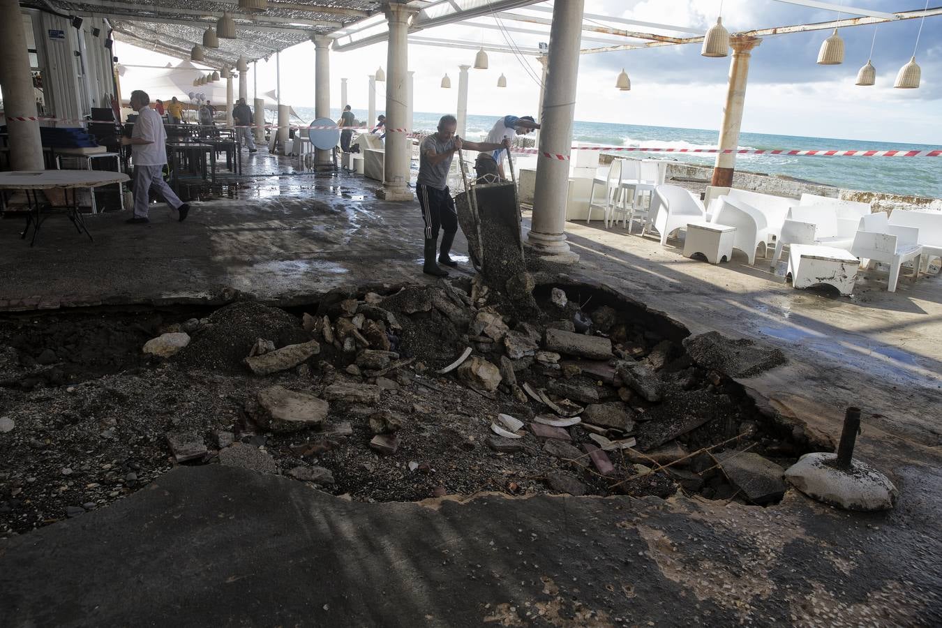 Socavón ocasionado por las olas en la terraza del restaurante de los Baños del Carmen.