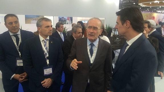 Francisco de la Torre, acompañado por el edil de Turismo Julio Andrade, conversa con el ministro de Turismo de España, José Manuel Soria.