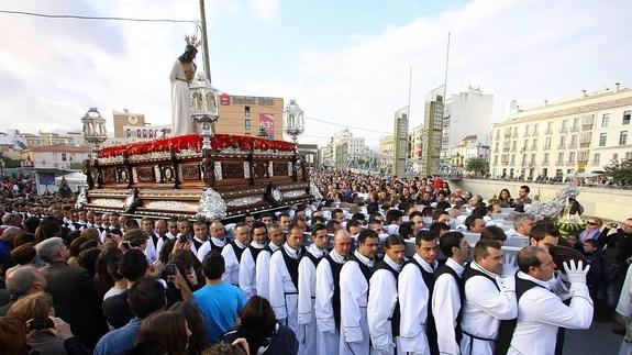 El trono delCristo de la Humillación inicia su salida procesional. 