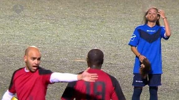 La jugadora se quita el disfraz en mitad del partido para sorpresa de los hombres.