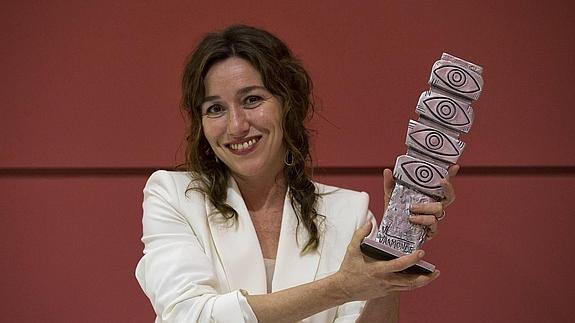 La actriz Lola Dueñas recibió ayer el premio Guiño de Honor del Festival de Cine Francés de Málaga en el cine Albéniz. 