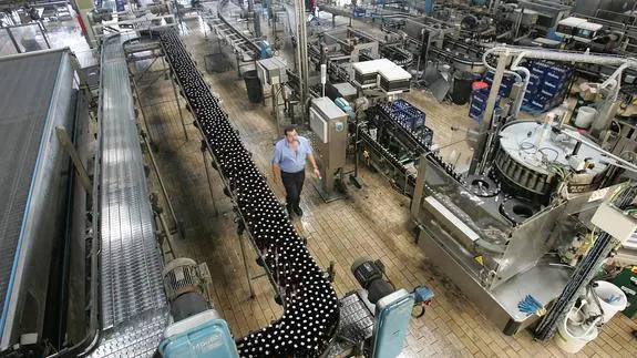 La fábrica de cerveza de San Miguel es una de las excepciones en el débil tejido industrial de la provincia.  