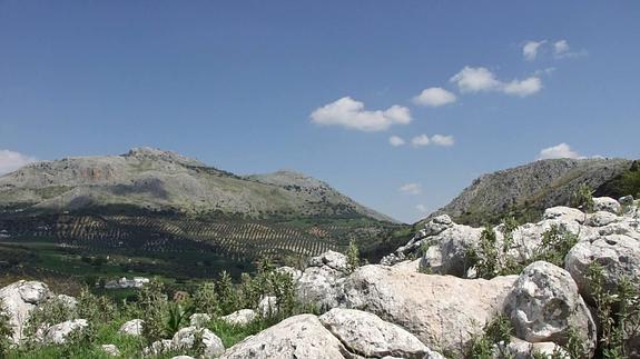Desde el sendero se pueden ver espectaculares vistas montañosas como ésta