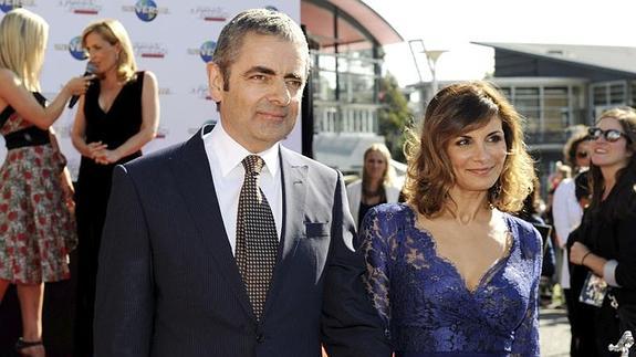 El cómico británico Rowan Atkinson (izda) y su ya exmujer, Sunetra Sastry, en una imagen de archivo.
