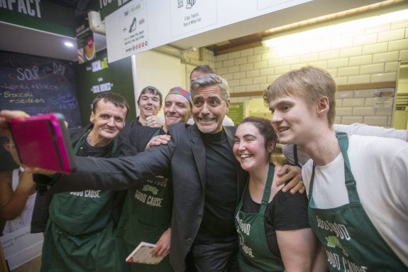 El actor se hace un selfi con los trabajadores del Social Bite, en Edimburgo. 