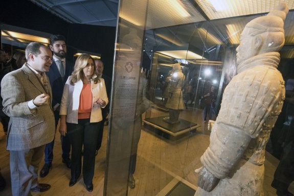 Susana Díaz pasando ayer revista a la exposición sobre réplicas de los guerreros de Xi'an, ayer en Sevilla. 