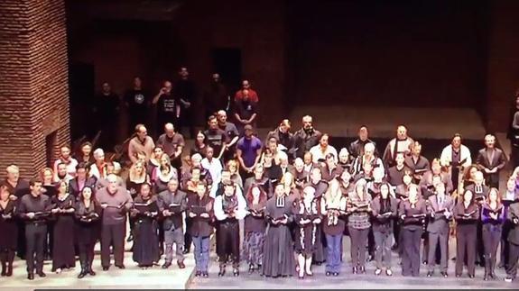 Plácido Domingo interpreta La Marsellesa antes de su concierto