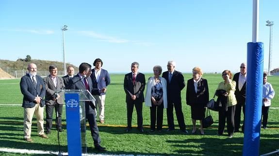 El presidente de la Diputación, Elías Bendodo, y Francisco Salado, con familiares, en la inauguración.
