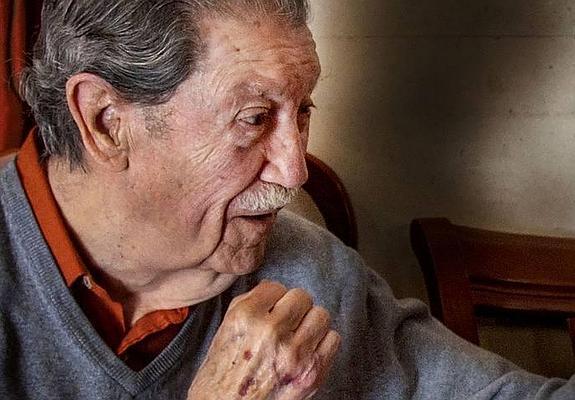 Alcántara se cubre en un típico gesto de boxeo, deporte del que ha escrito grandes crónicas.