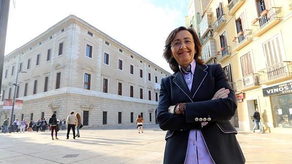 La consejera Rosa Aguilar, ante una de las puertas de acceso a lo que será el Museo de Málaga, en donde se trabaja intensamente.