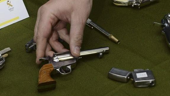 Incautación similar de un mechero y un bolígrafo modificados para disparar