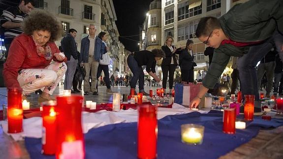 Cartas, velas, banderas, mensajes, fotografías…