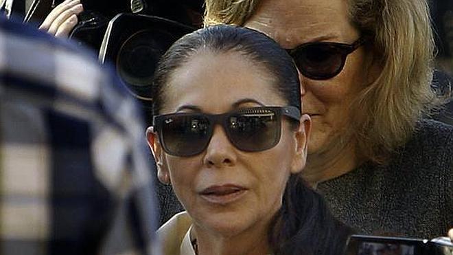 La familia de Pantoja recurre a dos ministros para lograr su libertad y la equipara a una «presa política»