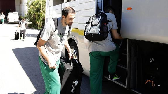 Germán Gabriel se sube al autobús al salir del Carpena. 