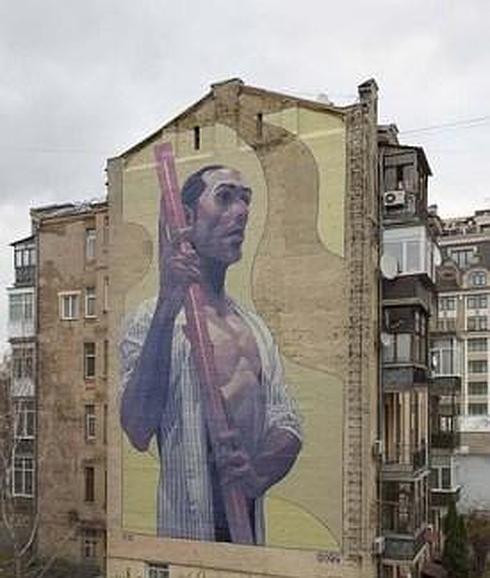 El grafitero barcelonés Aryz se inspira en el popular personaje malagueño. 