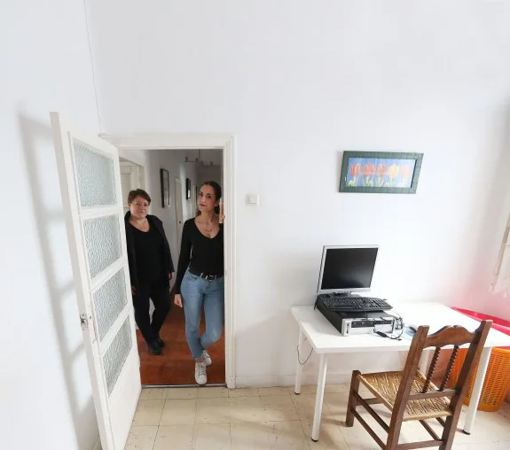 Rocío y Anabel, en uno de los pisos de los que dispone la asociación Nuevo Futuro. 
