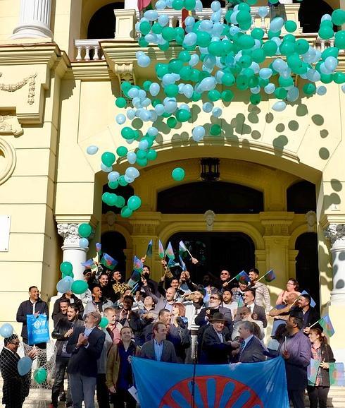 Suelta de globos en la puerta del ayuntamiento de Málaga.