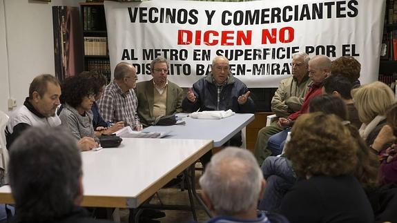 Lo vecinos hablan: «No nos convencerán de que el tranvía llegue hasta el Hospital Civil»