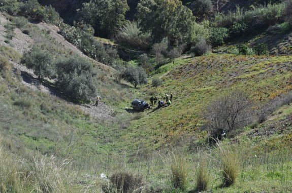 Bomberos rescatan el cuerpo de la víctima. 