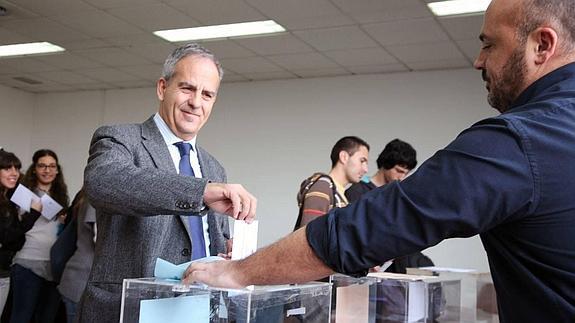 Miguel de Aguilera deposita su voto en las pasadas elecciones. 