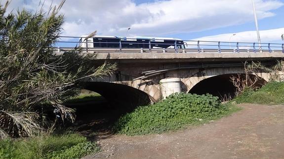 El puente de la N-340 ejerce como una barrera en el encauzamiento del Guadalhorce. 