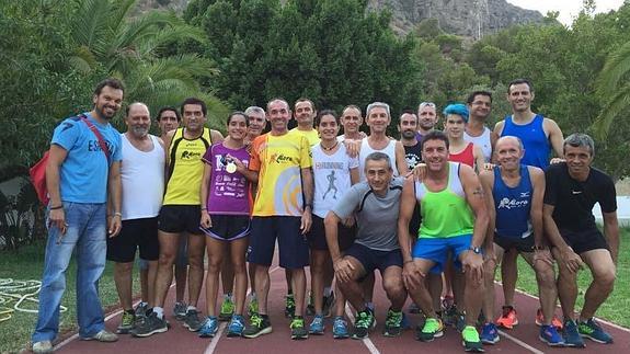 Juan Vázquez posa en el centro con su grupo de entrenamiento en el polideportivo de Álora que lleva su nombre. 