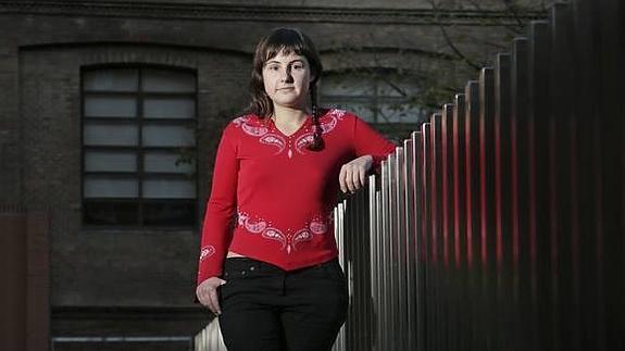 Llegó a Barcelona hace 8 años para estudiar un máster y se quedó. Le llamó la atención la fuerte vertiente feminista de la CUP. Hasta hace mes y medio picaba entradas, vendía palomitas y limpiaba salas en un cine. 600 euros al mes. Ahora trabaja en el grupo municipal de Barcelona. «El independentismo es la herramienta liberalizadora de las clases». 