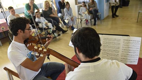 Los niños ingresados disfrutaron de diferentes piezas musicales.