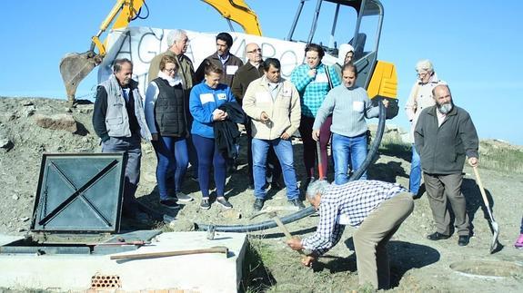 Antonio Ramiro comienza a cavar la zanja en la que se instalará la conducción de agua hacia sus viviendas. 