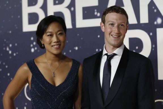 Mark Zuckerberg, junto a su esposa, Priscilla Chan, en un acto público. 