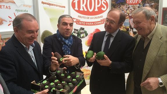 Bendodo y García Escudero en las instalaciones de Trops. 