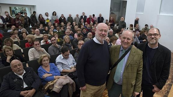 Juan Eslava Galán, Fernando García de Cortázar y Pablo Aranda, ayer, antes de la conferencia.