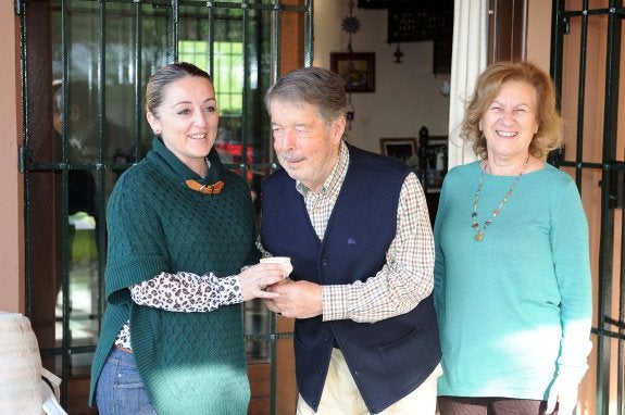 Gema Midón recibe la pieza entregada por Francisco y su esposa Ana. 