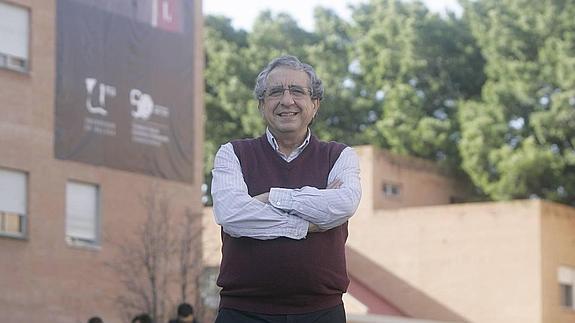 José Ángel Narváez, en los jardines de la Facultad de Económicas, en el campus de El Ejido