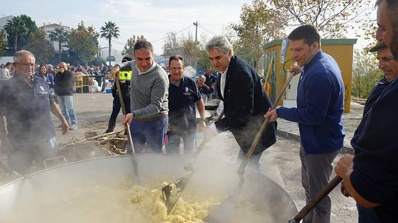 El pregonero de la fiesta, Agustín Bravo, preparando las migas hoy. 