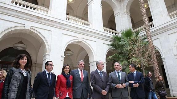 Autoridades locales y regionales han acompañado a Méndez de Vigo en su visita al museo. 