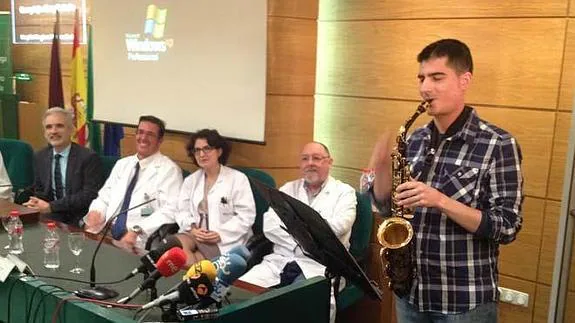 Carlos Aguilera, junto al equipo de médicos. Vídeo: Así fue la operación.