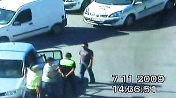 Imagen de archivo del momento de la detención de los policías locales de Mijas.