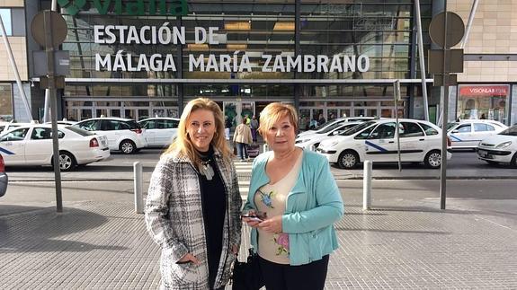 Carolina España y Celia Villalobos, hoy en la estación de trenes de Málaga. 