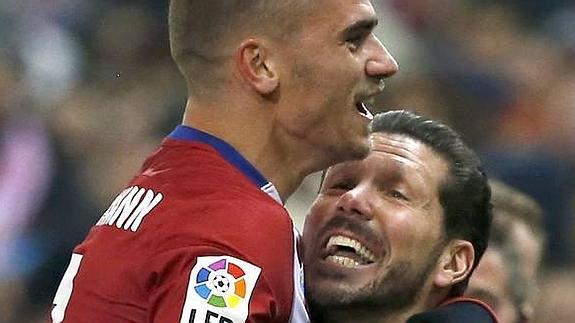 Griezmann celebra con Simeone un gol al Athletic.