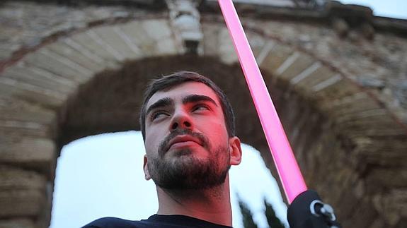 Josh Barrientos, con una espada láser, en Antequera.