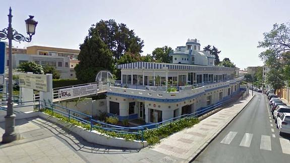 El edificio, en realidad la mitad de un barco, fue creado en la década de los cincuenta.