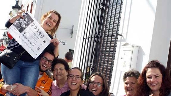 Las trabajadoras celebran el premio.