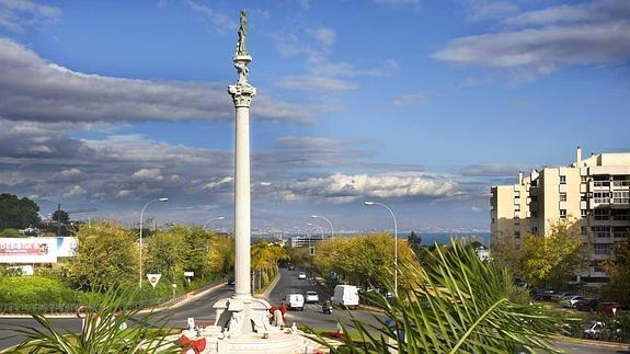 La columna tiene 20 metros y está coronada por una figura inspirada en la mujer de ‘Sandokán’