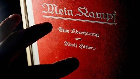 Ejemplar de la primera edición del libro "Mi lucha", de Adolf Hitler