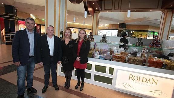 José Manuel Puyó, Manuel, Dolores y Carmen Roldán Corral en la nueva tienda de la firma en Vélez.