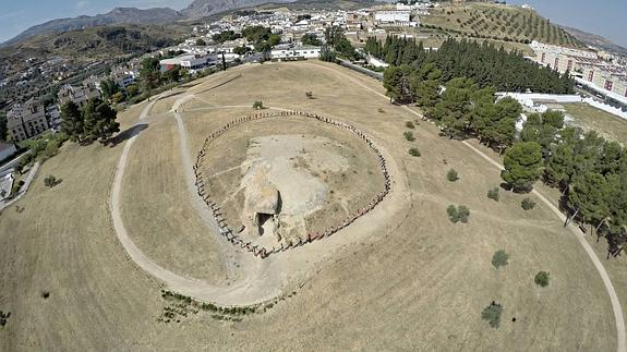 Imagen a vista de pájaro del dolmen de Menga y su zona aledaña. 