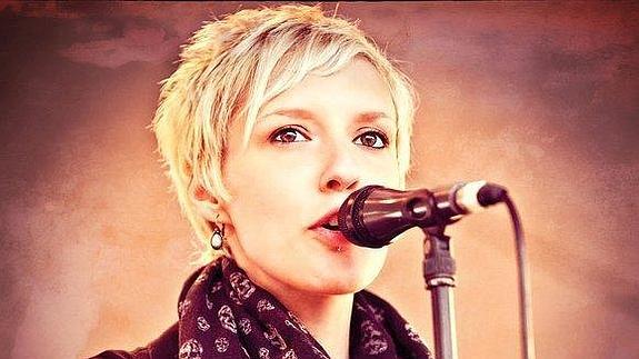 Laura también es cantante en un grupo musical.