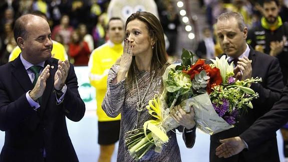 Beatriz Gil recibe un ramo mientras recibe el aplauso de Manuel Barón y Francisco Blázquez. 